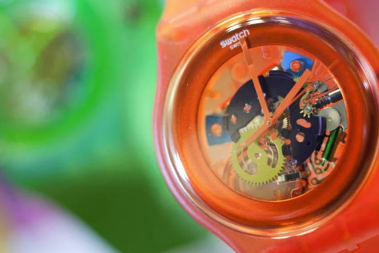 
	Rel&oacute;gio da Swatch: Swatch tem d&eacute;cadas de experi&ecirc;ncia no desenvolvimento de tecnologias que poderiam ser inclu&iacute;das em um rel&oacute;gio inteligente
 (Valentin Flauraud/Bloomberg)