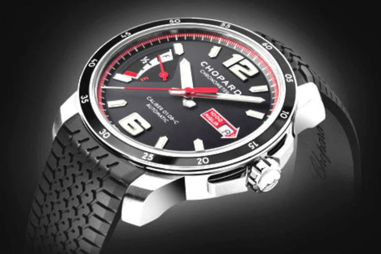 
	O rel&oacute;gio entrega, no mostrador preto opaco com apar&ecirc;ncia aveludada, detalhes em branco e vermelho
 (WatchTime Brasil)