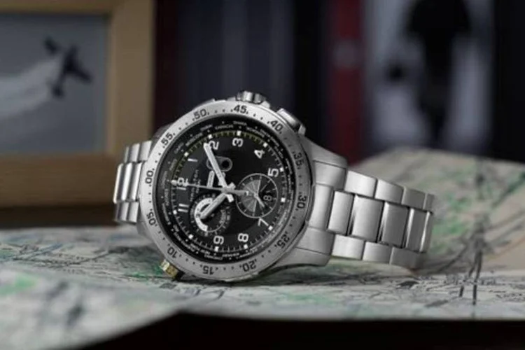 
	Hamilton Chrono Worldtimer est&aacute; dispon&iacute;velcom acabamento em pulseira de couro, borracha ou metal
 (Divulgação)