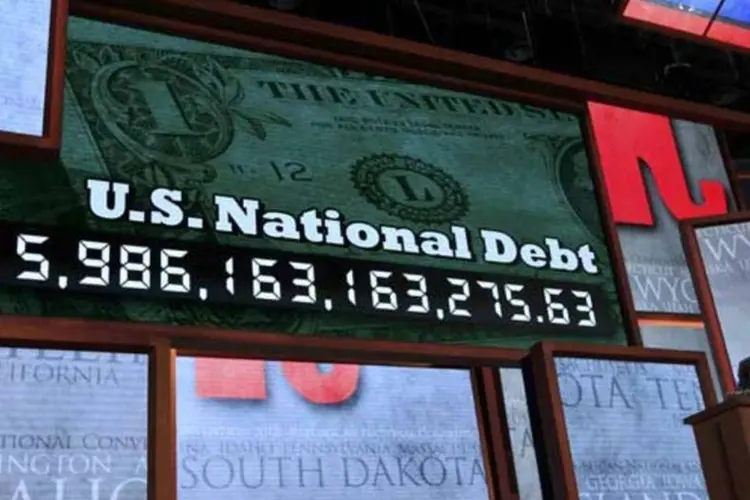 Reince Priebus, presidente do Comitê Nacional Republicano, e o relógio da dívida: contador é uma das estratégias de Romney contra Obama (Reuters/Shannon Stapleton)