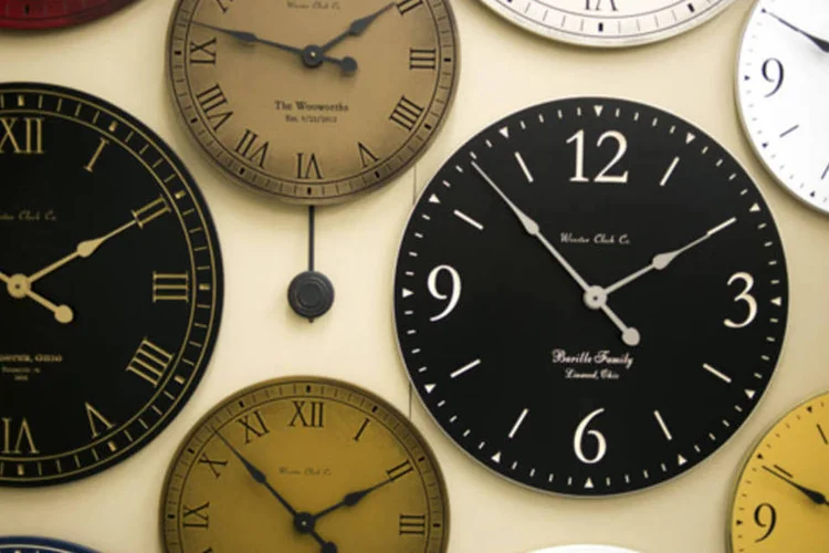 Relógio: o cérebro tem dificuldade de calcular o tempo de compromissos rotineiros e te convencendo que “só mais 5 minutinhos” não vão te impedir de chegar na hora (Bloomberg)