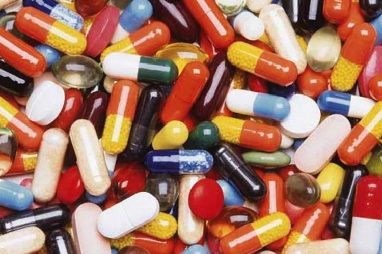 Pílulas: "Não faz sentido exigir que a mulher aguarde uma consulta médica. Isso pode colocar em risco o uso do remédio", afirmou o secretário de Saúde, Helvécio Guimarães (Roberto Stelzer/VEJA)