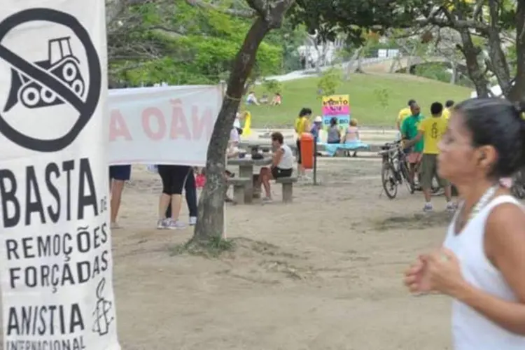 Grupo de ativistas pedalou neste domingo entre o Leme o Aterro do Flamengo, com a camiseta cor símbolo da Anistia Internacional (Tomaz Silva / Agência Brasil)