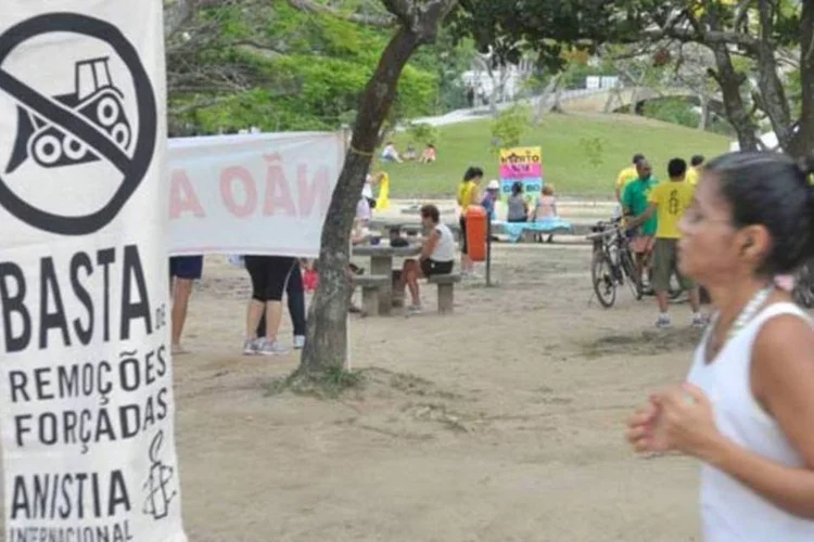 Grupo de ativistas pedalou neste domingo entre o Leme o Aterro do Flamengo, com a camiseta cor símbolo da Anistia Internacional (Tomaz Silva / Agência Brasil)
