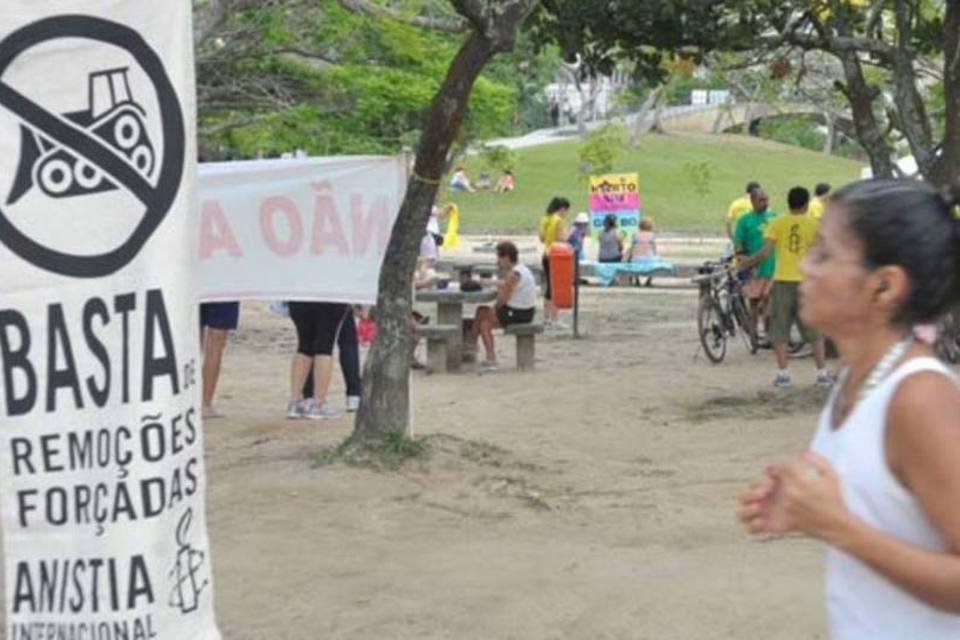 Pedalada no Rio cobra fim de remoções para obras da Copa