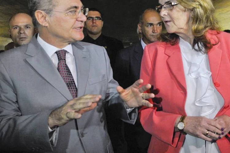 Renan Calheiros recebe Graça Foster antes da audiência da CPI Petrobras, em abril (José Cruz/Agência Senado)