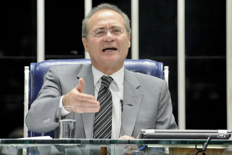 
	Presidente do Senado, Renan Calheiros: &ldquo;n&oacute;s convocamos uma sess&atilde;o para hoje. N&oacute;s vamos nela apurar a flexibiliza&ccedil;&atilde;o do super&aacute;vit e outros itens... se n&atilde;o me engano, &eacute; o primeiro item da pauta&rdquo;
 (Jonas Pereira/Agência Senado)