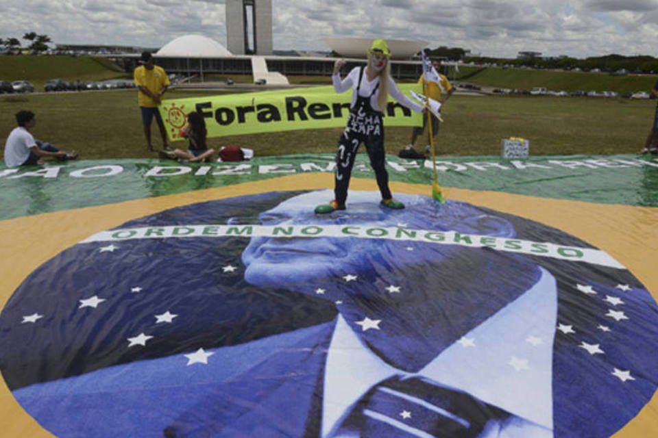 Manifestantes pedem saída de Renan em frente ao Congresso