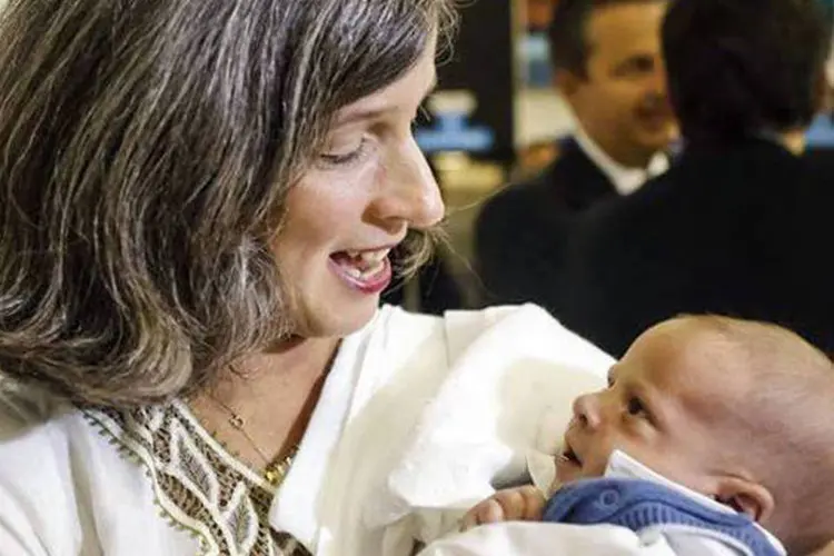 
	Renata Campos com o filho Miguel: ela dever&aacute; confirmar o apoio integral da coliga&ccedil;&atilde;o ao candidato escolhido por Campos para a sucess&atilde;o estadual
 (Arquivo PSB)