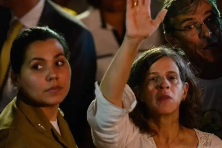 A viúva de Eduardo Campos, Renata Campos, cumprimenta público que acompanha enterro (Fernando Frazão/Agência Brasil)