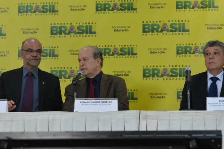 
	O ministro da Educa&ccedil;&atilde;o, Renato Janine, anunciando as novas regras para o Enem
 (Valter Campanato/Agência Brasil)
