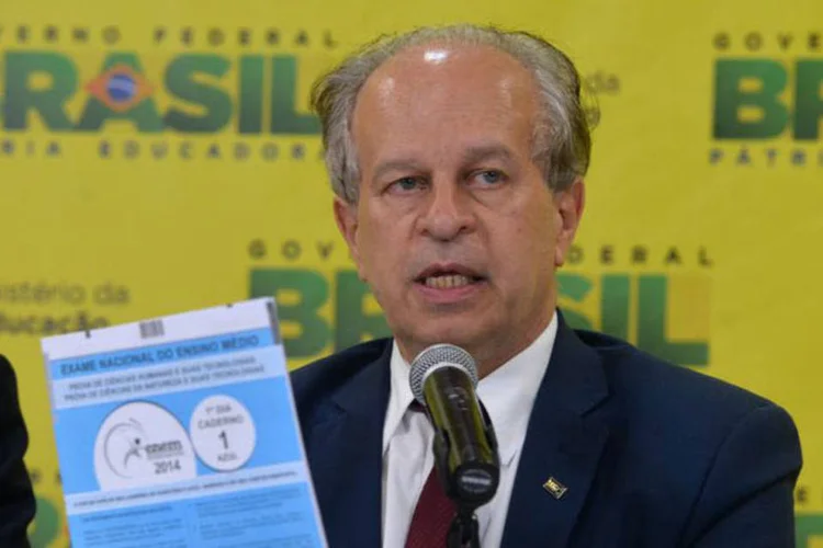 
	Ministro da Educa&ccedil;&atilde;o, Renato Janine Ribeiro: considerando os 252.442 contratos oferecidos na primeira metade do ano, o n&uacute;mero de novos financiamentos em 2015 ser&aacute; de 313.942
 (Agência Brasil)