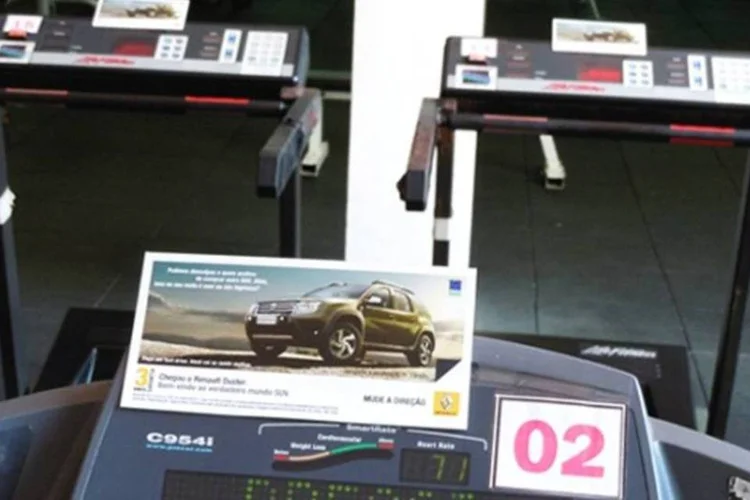  “Chegou o Renault Duster. Pedimos desculpas a quem acabou de comprar outro SUV. Aliás, isso aí no seu rosto é suor ou são lágrimas?", diz anúncio (Divulgação)