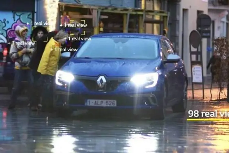 
	Campanha para divulgar o novo Renault M&eacute;gane: sistema consegue identificar quantas pessoas olharam para o carro pelas ruas da cidade
 (Reprodução/YouTube)