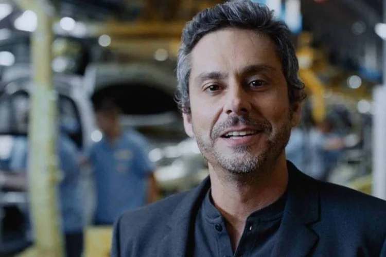 
	O comercial &quot;T&aacute; Tranquilo, T&aacute; Favor&aacute;vel&quot; exibe o ator Alexandre Nero, que circula pela linha de montagem da f&aacute;brica da Renault
 (Reprodução/YouTube)