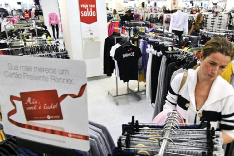 
	Mulher fazendo compras em uma loja da Renner: companhia havia elevado o n&uacute;mero de inaugura&ccedil;&otilde;es previstas para 2013 de 25 para 29 lojas no fim de outubro
 (Paulo Fridman/Bloomberg News)