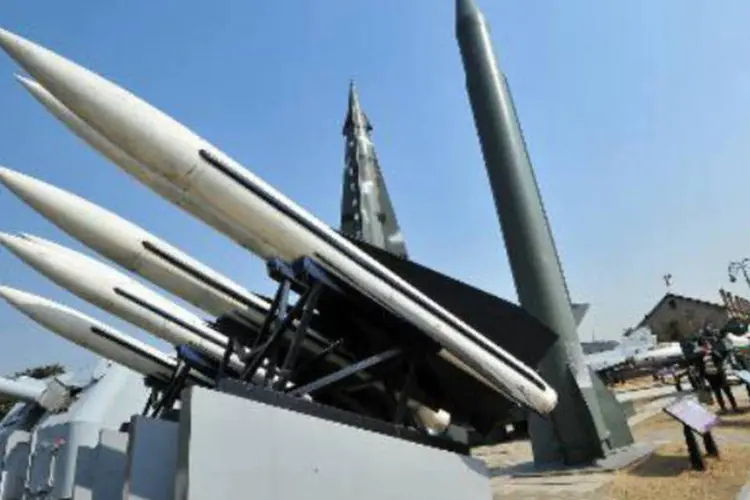 Réplicas de mísseis norte e sul-coreanos: Coreia do Norte executou nos últimos dias vários lançamentos de mísseis de curto alcance (Jung Yeon-Je/AFP)