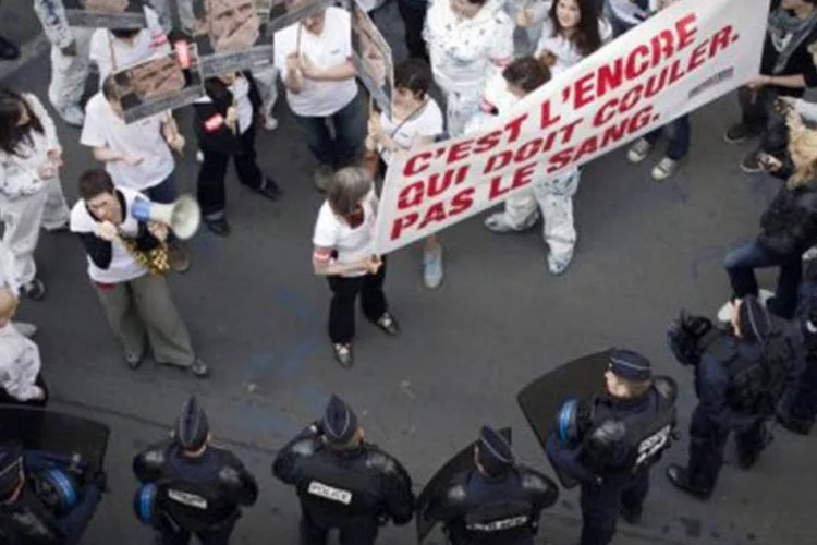 Membros do Repórteres sem Fronteiras durante manifestação: 'internautas tentaram, ao lado de jornalistas, impedir a censura, mas, em contrapartida, pagaram um alto preço"
 (Joel Saget/AFP)