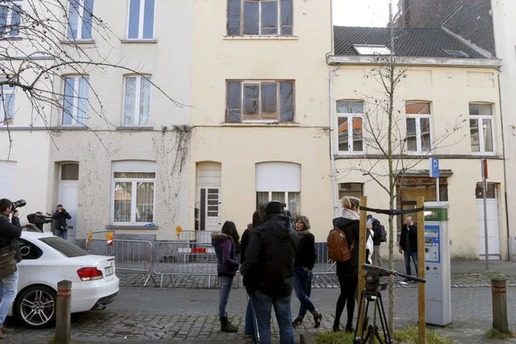 
	Rep&oacute;rteres em frente a pr&eacute;dio onde suspeito foi morto pela pol&iacute;cia em Bruxelas, na B&eacute;lgica: um atirador de elite da pol&iacute;cia matou o argelino, que possu&iacute;a um rifle de assalto
 (Francois Lenoir/ Reuters)