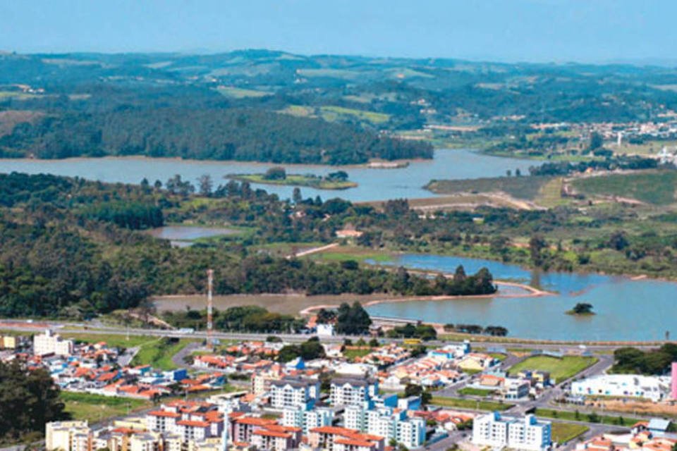 Avião de pequeno porte cai em Jundiaí