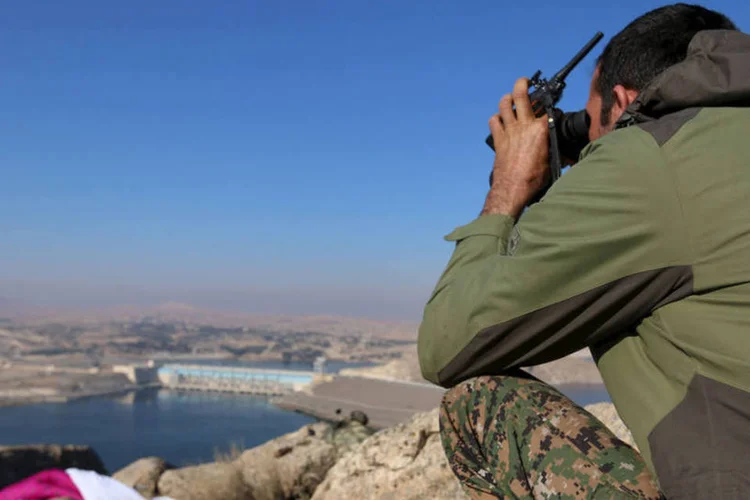 
	Represa Tishrin: no dia 26 de dezembro, as FSD tomaram do EI o controle de Tishrin, que fica no rio Eufrates
 (Rodi Said / Reuters)