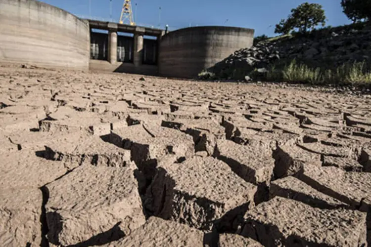 
	Solo ressecado &eacute; visto na represa de Jaguari, pr&oacute;ximo de Santa Isabel
 (Paulo Fridman/Bloomberg)