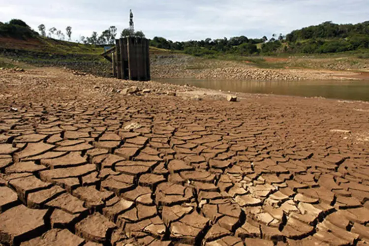 
	Sistema de capta&ccedil;&atilde;o de &aacute;gua do sistema de abastecimento Cantareira na represa de Jaguari: ontem, o Cantareira possu&iacute;a 13,4% da capacidade
 (Paulo Whitaker/Reuters)