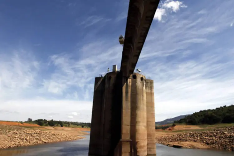 
	Sistema de capta&ccedil;&atilde;o de &aacute;gua do sistema de abastecimento Cantareira na represa de Jaguari
 (Paulo Whitaker/Reuters)