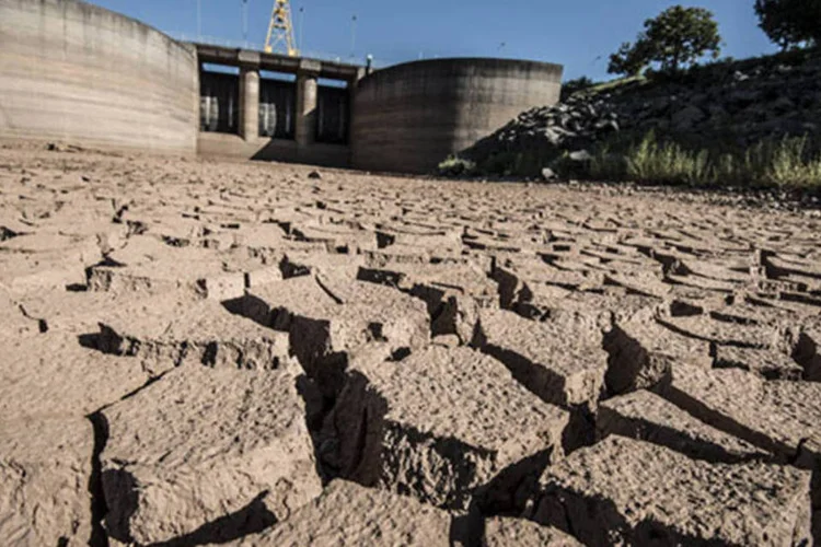 
	Solo ressecado em represa: baixo n&iacute;vel das represas fez a Sabesp anunciar em fevereiro um plano de incentivo &agrave; economia de &aacute;gua
 (Paulo Fridman/Bloomberg)