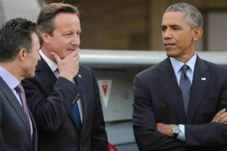 
	Chefe da Otan Anders Fogh Rasmussen (e) conversa David Cameron e Barack Obama
 (Leon Neal/AFP)