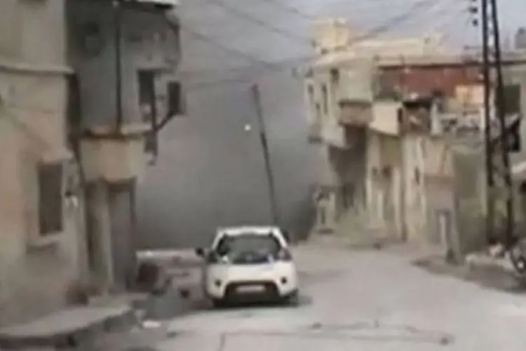 A representante da ONU ficou durante uma hora na cidade, onde as forças de segurança sírias atacaram os insurgentes no final de semana (Reprodução/YouTube/AFP)