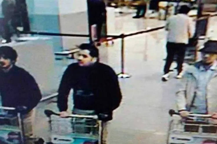 
	Bruxelas: os agentes apreenderam 15 quilos de explosivos, 50 litros de acetona, 30 litros de &aacute;gua oxigenada, detonadores, entre outras coisas
 (Reprodução de câmeras de segurança de aeroporto de Bruxelas)