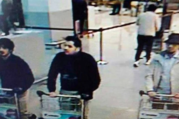 Os irmãos que respondem ao sobrenome El Bakraoui andam em aeroporto de Zaventem, na Bélgica (Reprodução de câmeras de segurança de aeroporto de Bruxelas)