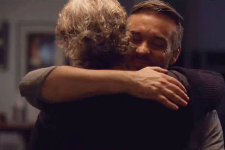 Homens se abraçam em comercial do Boticário:  (Reprodução/Youtube)