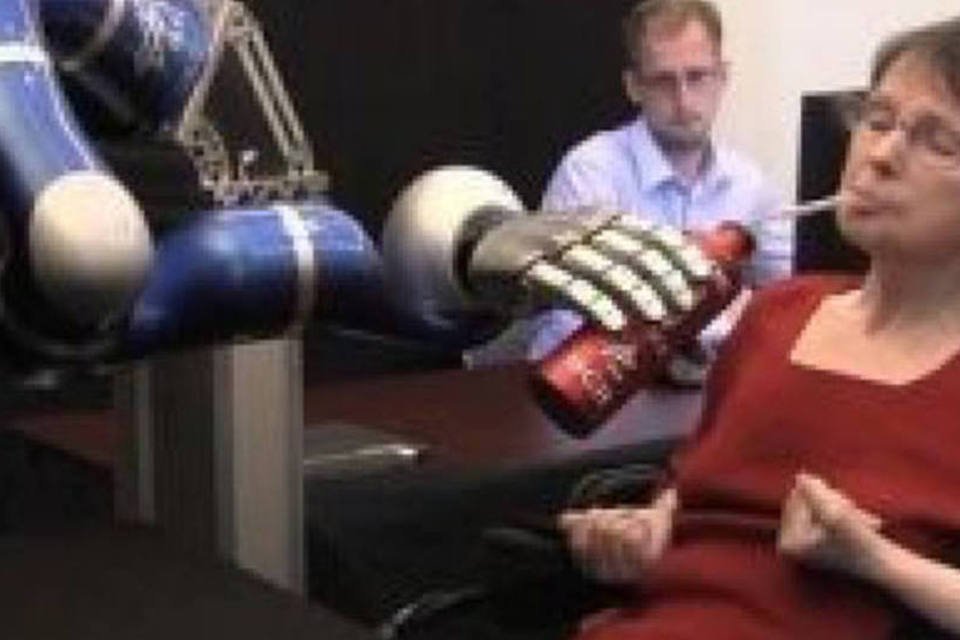 Mulher paralisada usa braço mecânico controlado pela mente