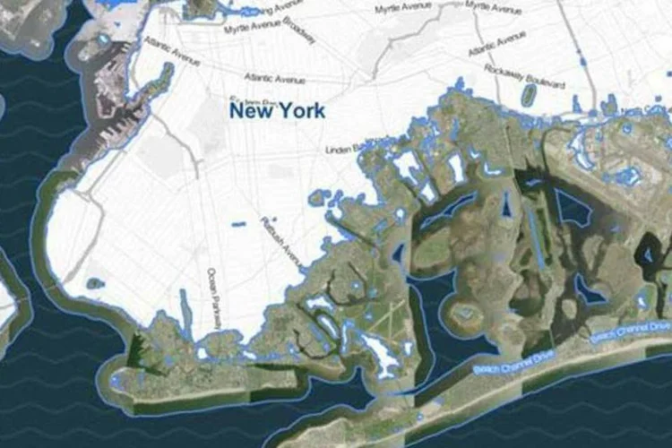 Reprodução do mapa do Surging Seas mostra áreas de Nova York que podem submergir (Divulgação)