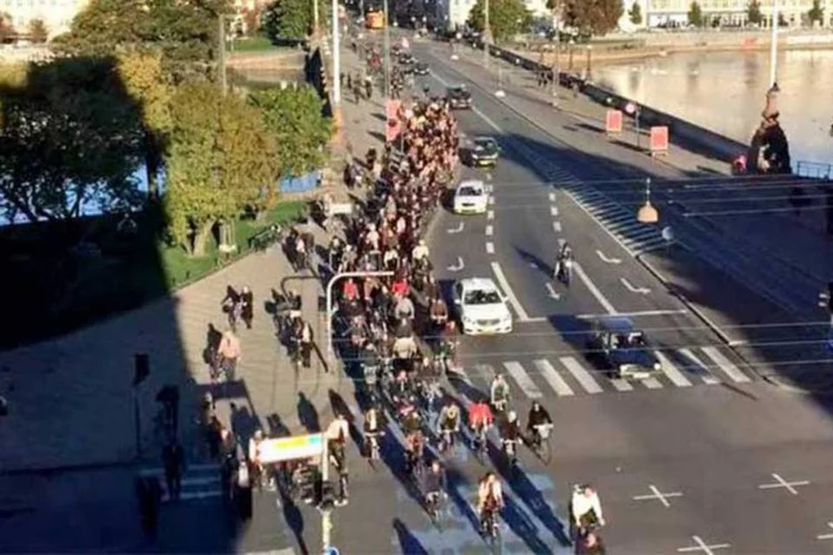 
	Congestionamento &agrave; escandinava: bicicleta &eacute; o principal transporte para quase metade da popula&ccedil;&atilde;o de Copenhague.
 (Reprodução / Vimeo)