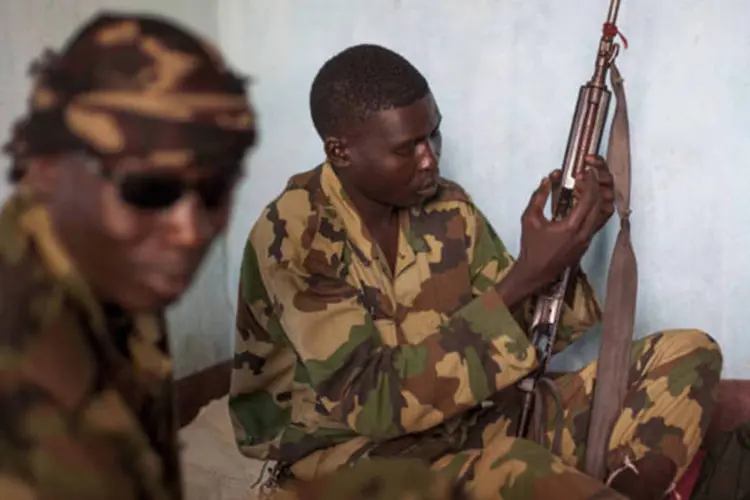 Combatente Seleka limpa sua arma em uma base do grupo em Bangui, na República Centro-Africana (Camille Lepage/Reuters)
