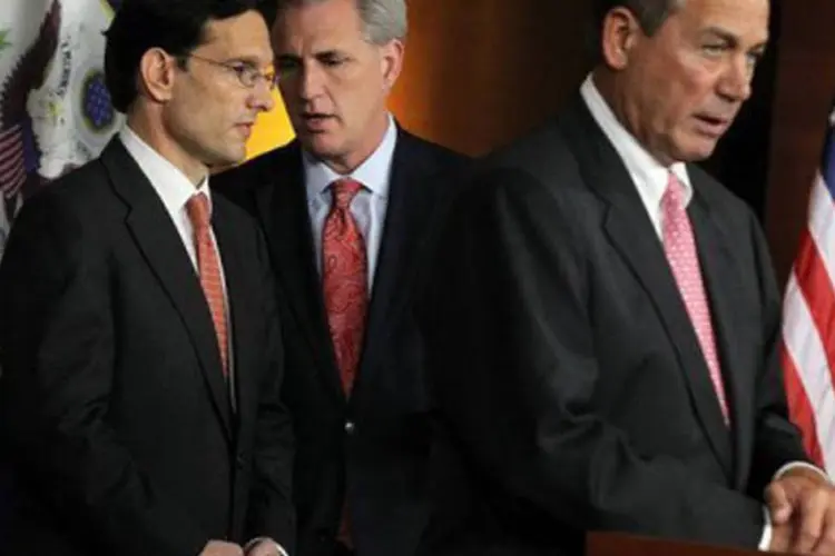 O presidente da Câmara, o republicano John Boehner, discursa diante de Eric Cantor (E) e Kevin McCarthy: republicanos são maioria na Casa (Alex Wong/Getty Images/AFP)