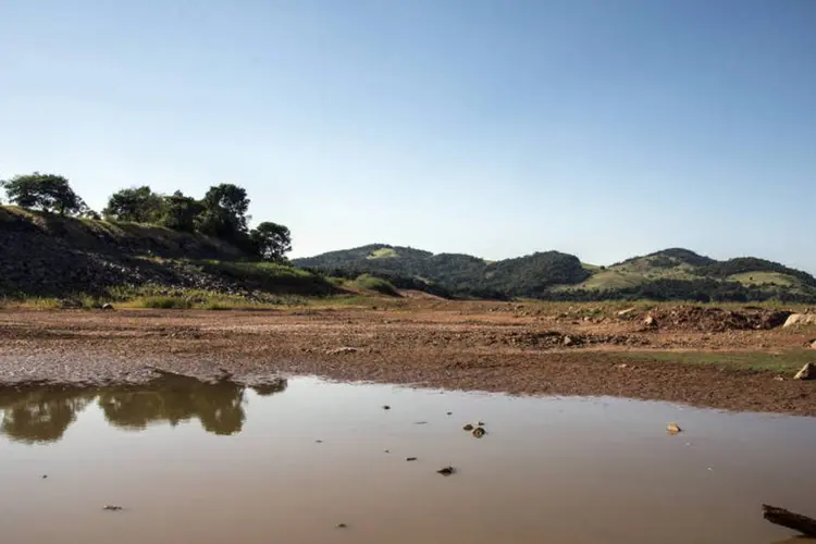 
	Terra ressecada &eacute; vista no reservat&oacute;rio de Jaguari, administrado pela Sabesp, pr&oacute;ximo de Santa Isabel
 (Paulo Fridman/Bloomberg)