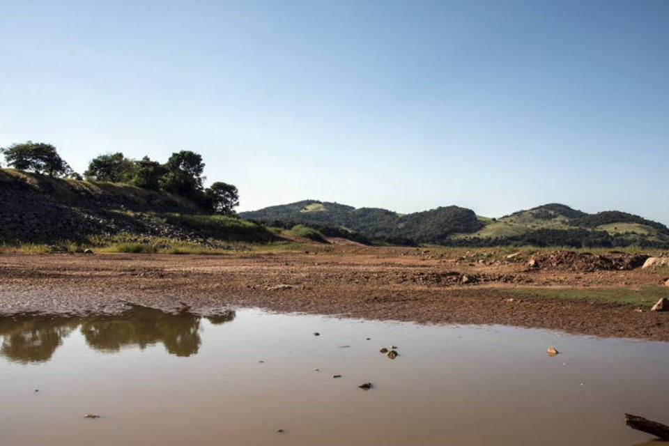 Terra ressecada é vista no reservatório de Jaguari, administrado pela Sabesp, próximo de Santa Isabel, interior de São Paulo (Paulo Fridman/Bloomberg)