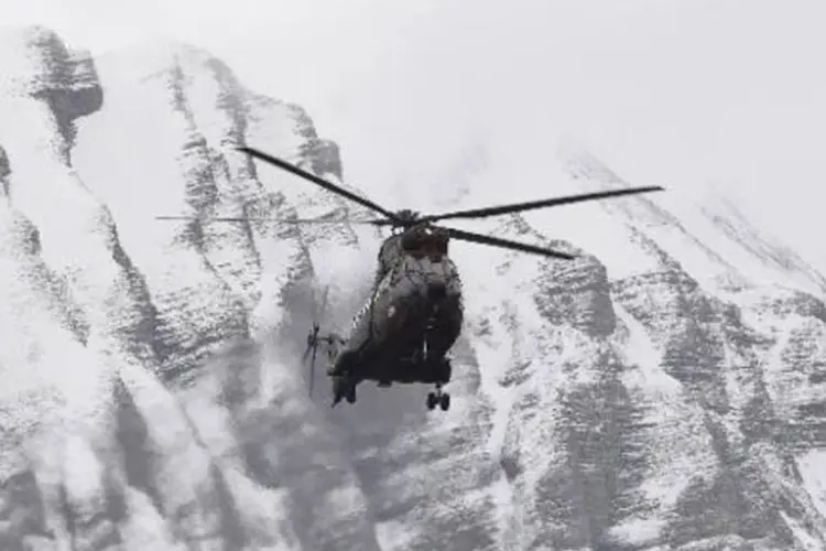 Helicóptero transposta médicos e investigadores perto Seyne-les-Alpes, sudeste da França, perto do local da queda do avião da Germanwings (Boris Horvat/AFP)