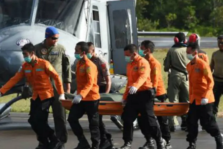 Equipe de busca e resgate indonésia carrega corpo de vítima de avião da AirAsia  (Adek Berry/AFP)