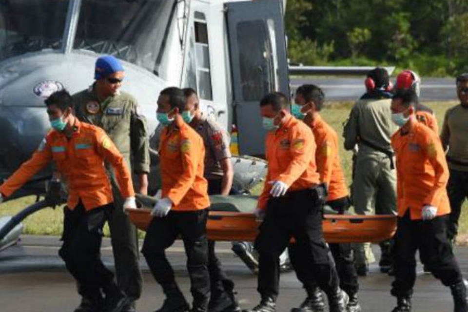 Mau tempo dificulta busca de corpos de acidente da AirAsia