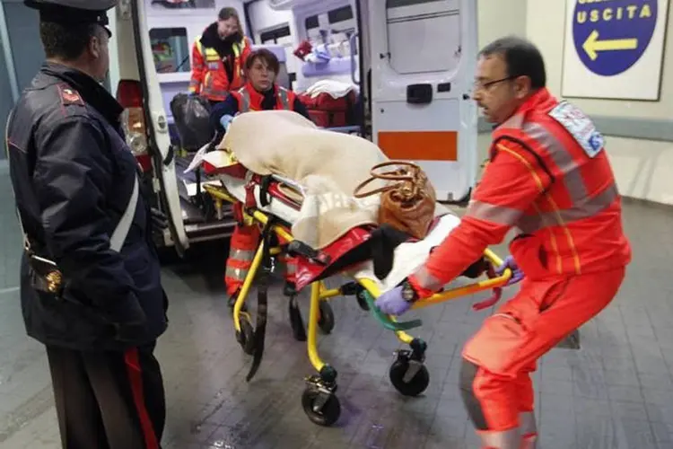 Pessoa resgatada: balsa navegava de Patros, no oeste da Grécia, para Ancona, na Itália, levando 478 passageiros e mais de 200 veículos (Ciro De Luca/Reuters)