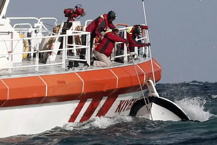 Resgate de barco de imigrantes: sete embarcações e um helicóptero realizavam operações de busca (Osman Orsal/Reuters)