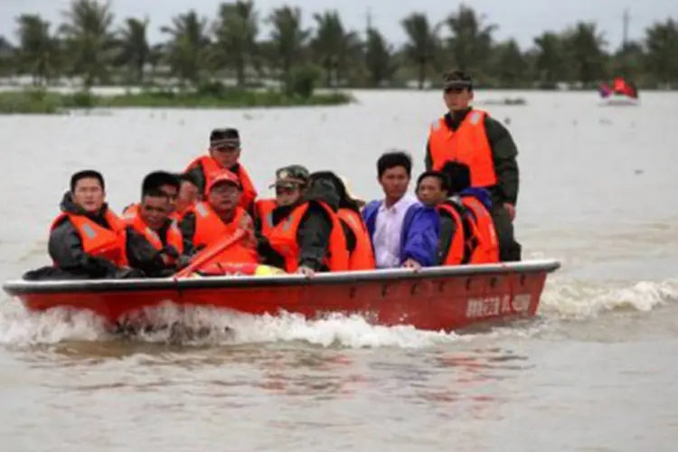 Equipes de resgate no sul da China: chefe da propaganda em Pequim ordenou aos meios de comunicação que se limitem às boas notícias sobre as inundações (Str/AFP)