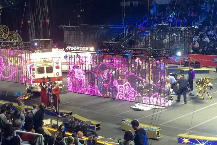 Resgate em espetáculo de circo após acidente: espetáculo foi retomado em Hartford, Connecticut (Aletha Wood/Reuters)