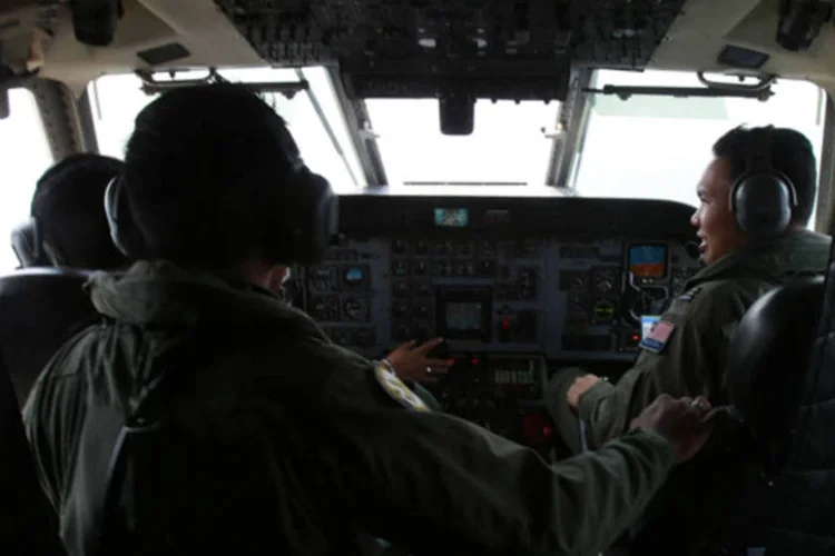 
	Pilotos da For&ccedil;a A&eacute;rea Real da Mal&aacute;sia trabalham na cabine de um CN235 da aeron&aacute;utica malaia durante uma miss&atilde;o de busca e resgate pelo voo MH370
 (Samsul Said/Reuters)