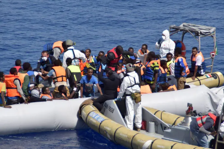 
	Resgate de migrantes pela Guarda Costeira italiana: Juncker pediu que depois da distribui&ccedil;&atilde;o dos 160.000 solicitantes de asilo, a UE instaure &quot;um mecanismo permanente&quot; para que o bloco possa enfrentar um eventual novo fluxo migrat&oacute;rio de maneira mais r&aacute;pida
 (Reuters / Italian Navy)